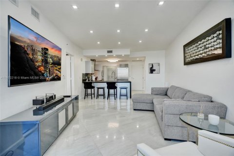 Condominio en venta en Sunny Isles Beach, Florida, 1 dormitorio, 81.85 m2 № 2012729 - foto 7