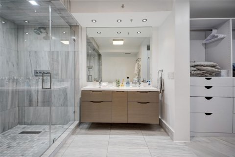 Condominio en venta en Sunny Isles Beach, Florida, 1 dormitorio, 81.85 m2 № 2012729 - foto 13