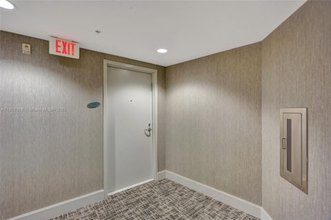 Condominio en venta en Sunny Isles Beach, Florida, 1 dormitorio, 81.85 m2 № 2012729 - foto 2