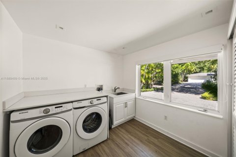 Casa en venta en Coral Gables, Florida, 4 dormitorios, 249.07 m2 № 1943756 - foto 19