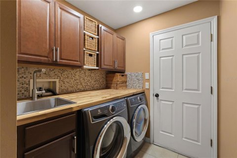 House in Tampa, Florida 5 bedrooms, 235.79 sq.m. № 2098263 - photo 22
