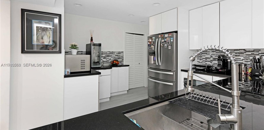 Condominio en Miami, Florida, 2 dormitorios  № 2044046