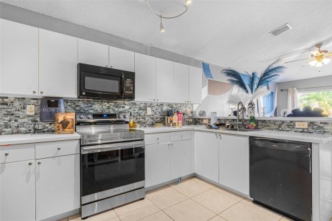 Casa en alquiler en Cutler Bay, Florida, 4 dormitorios, 154.96 m2 № 1942913 - foto 9