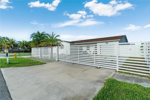 Casa en venta en Miami, Florida, 3 dormitorios, 149.02 m2 № 2015761 - foto 4
