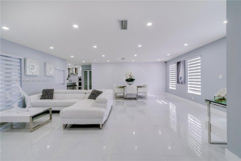 Casa en venta en Miami, Florida, 3 dormitorios, 149.02 m2 № 2015761 - foto 11