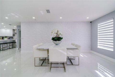 Casa en venta en Miami, Florida, 3 dormitorios, 149.02 m2 № 2015761 - foto 10