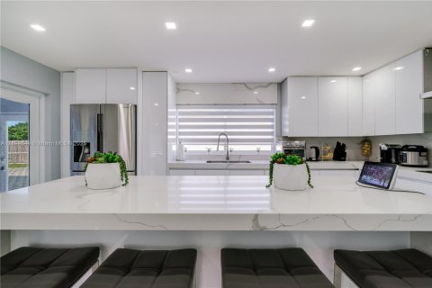 Casa en venta en Miami, Florida, 3 dormitorios, 149.02 m2 № 2015761 - foto 14