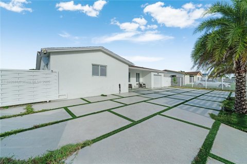 Casa en venta en Miami, Florida, 3 dormitorios, 149.02 m2 № 2015761 - foto 2