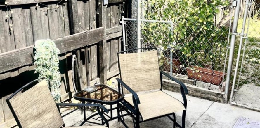 Immobilier commercial à Miami, Floride 1 chambre, 27.87 m2 № 1890276