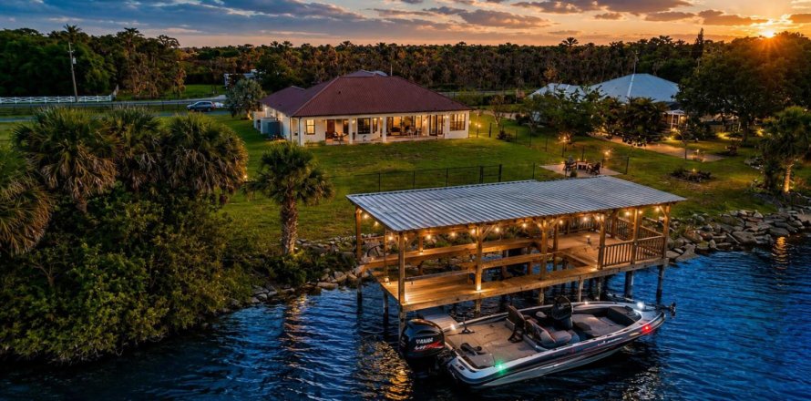 Casa en Okeechobee, Florida 3 dormitorios, 214.6 m2 № 2177561