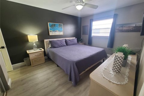 Condo in Indian Shores, Florida, 2 bedrooms  № 1829438 - photo 10