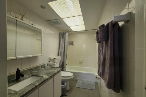 Condo in Indian Shores, Florida, 2 bedrooms  № 1829438 - photo 11