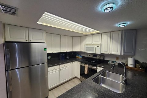 Condo in Indian Shores, Florida, 2 bedrooms  № 1829438 - photo 24