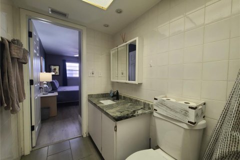 Condo in Indian Shores, Florida, 2 bedrooms  № 1829438 - photo 14
