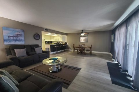 Condo in Indian Shores, Florida, 2 bedrooms  № 1829438 - photo 28