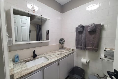 Condo in Indian Shores, Florida, 2 bedrooms  № 1829438 - photo 21