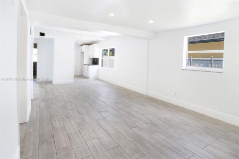 House in Opa-locka, Florida 3 bedrooms № 1923069 - photo 5