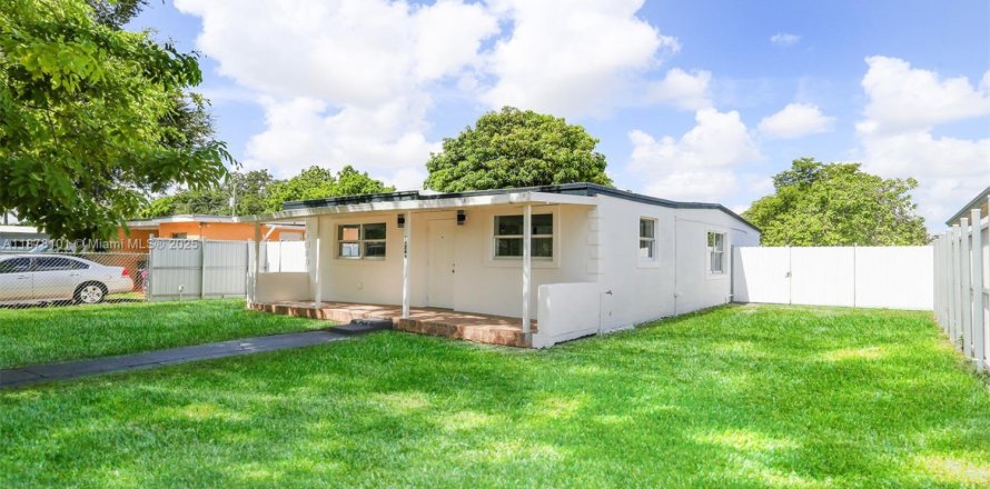 House in Opa-locka, Florida 3 bedrooms № 1923069