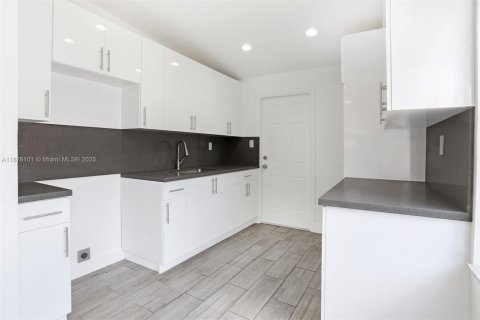 House in Opa-locka, Florida 3 bedrooms № 1923069 - photo 9