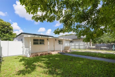 House in Opa-locka, Florida 3 bedrooms № 1923069 - photo 2