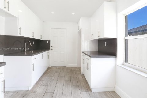 House in Opa-locka, Florida 3 bedrooms № 1923069 - photo 10