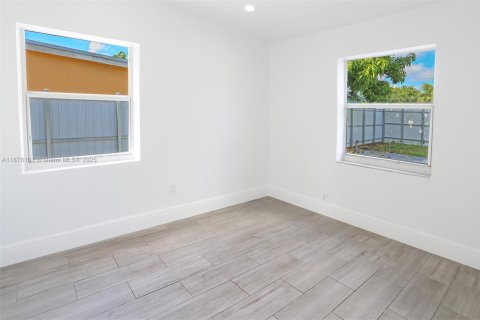 House in Opa-locka, Florida 3 bedrooms № 1923069 - photo 19