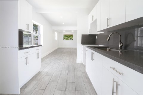 House in Opa-locka, Florida 3 bedrooms № 1923069 - photo 13