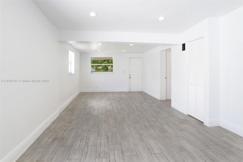 House in Opa-locka, Florida 3 bedrooms № 1923069 - photo 8