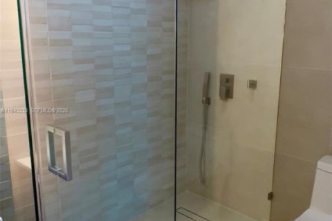Condo in Miami, Florida, 2 bedrooms  № 2000301 - photo 13