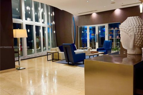 Condo in Miami, Florida, 2 bedrooms  № 2000301 - photo 2