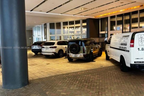 Condo in Miami, Florida, 2 bedrooms  № 2000301 - photo 3