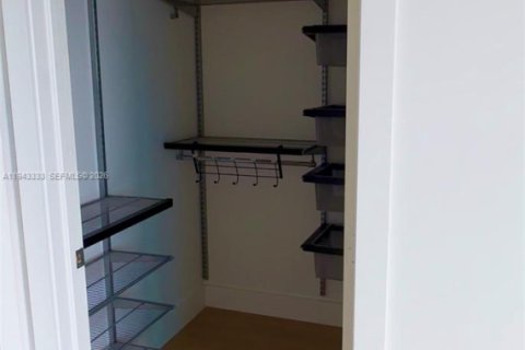 Condo in Miami, Florida, 2 bedrooms  № 2000301 - photo 15