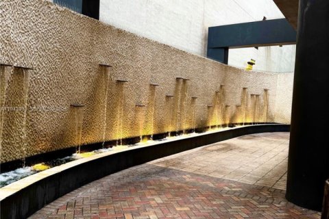 Condo in Miami, Florida, 2 bedrooms  № 2000301 - photo 4