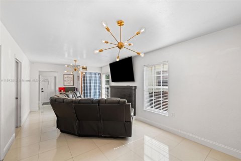 Casa en venta en Miami, Florida, 3 dormitorios, 113.34 m2 № 1842655 - foto 13
