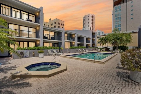 Townhouse in Saint Petersburg, Florida 2 bedrooms, 164.07 sq.m. № 1654323 - photo 28