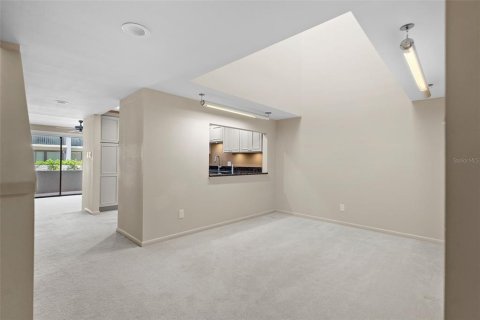 Townhouse in Saint Petersburg, Florida 2 bedrooms, 164.07 sq.m. № 1654323 - photo 4