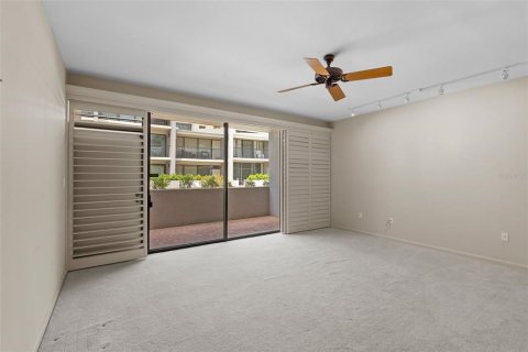 Townhouse in Saint Petersburg, Florida 2 bedrooms, 164.07 sq.m. № 1654323 - photo 19