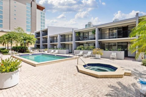 Townhouse in Saint Petersburg, Florida 2 bedrooms, 164.07 sq.m. № 1654323 - photo 29