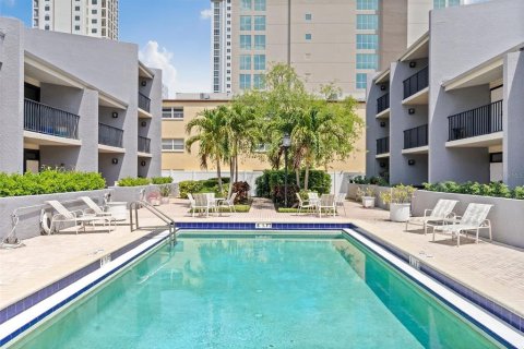 Townhouse in Saint Petersburg, Florida 2 bedrooms, 164.07 sq.m. № 1654323 - photo 26