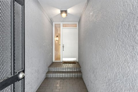 Townhouse in Saint Petersburg, Florida 2 bedrooms, 164.07 sq.m. № 1654323 - photo 2