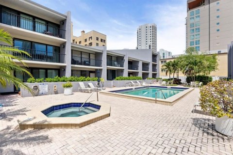 Townhouse in Saint Petersburg, Florida 2 bedrooms, 164.07 sq.m. № 1654323 - photo 27