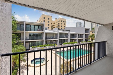 Townhouse in Saint Petersburg, Florida 2 bedrooms, 164.07 sq.m. № 1654323 - photo 25