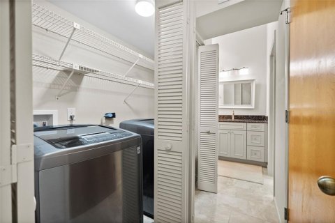 Townhouse in Saint Petersburg, Florida 2 bedrooms, 164.07 sq.m. № 1654323 - photo 12