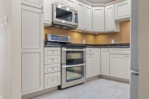 Townhouse in Saint Petersburg, Florida 2 bedrooms, 164.07 sq.m. № 1654323 - photo 6