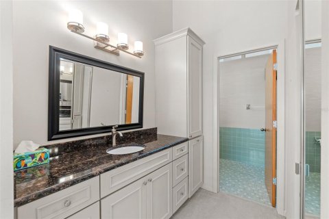 Townhouse in Saint Petersburg, Florida 2 bedrooms, 164.07 sq.m. № 1654323 - photo 20