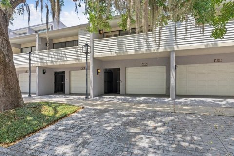Townhouse in Saint Petersburg, Florida 2 bedrooms, 164.07 sq.m. № 1654323 - photo 1