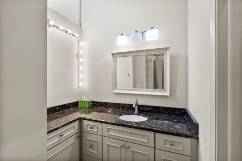 Townhouse in Saint Petersburg, Florida 2 bedrooms, 164.07 sq.m. № 1654323 - photo 11