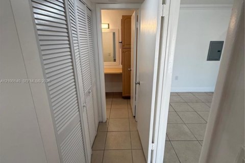 Condo in Miami, Florida, 1 bedroom № 2401497 - photo 8