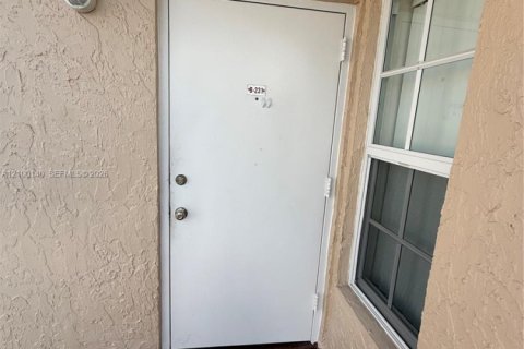 Condo in Miami, Florida, 1 bedroom № 2401497 - photo 2