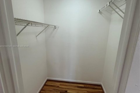 Condo in Miami, Florida, 1 bedroom № 2401497 - photo 5